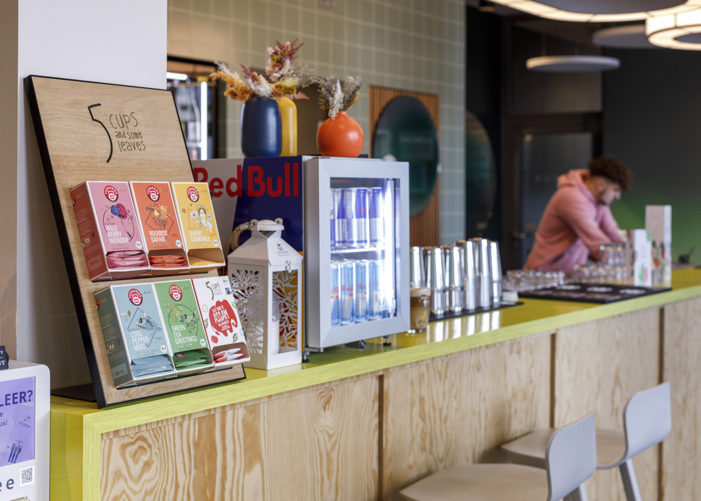 Eine Auswahl an Tee-Sorten in der Lobby des LyvInn Hotels.