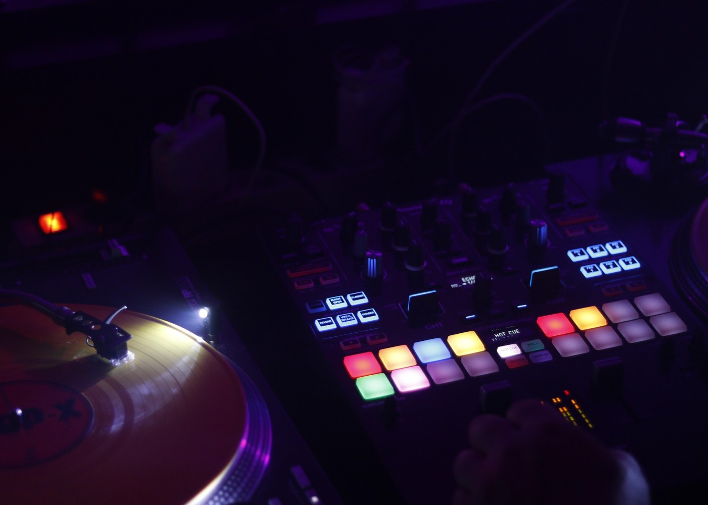 Nahaufnahme eines Mischpults.