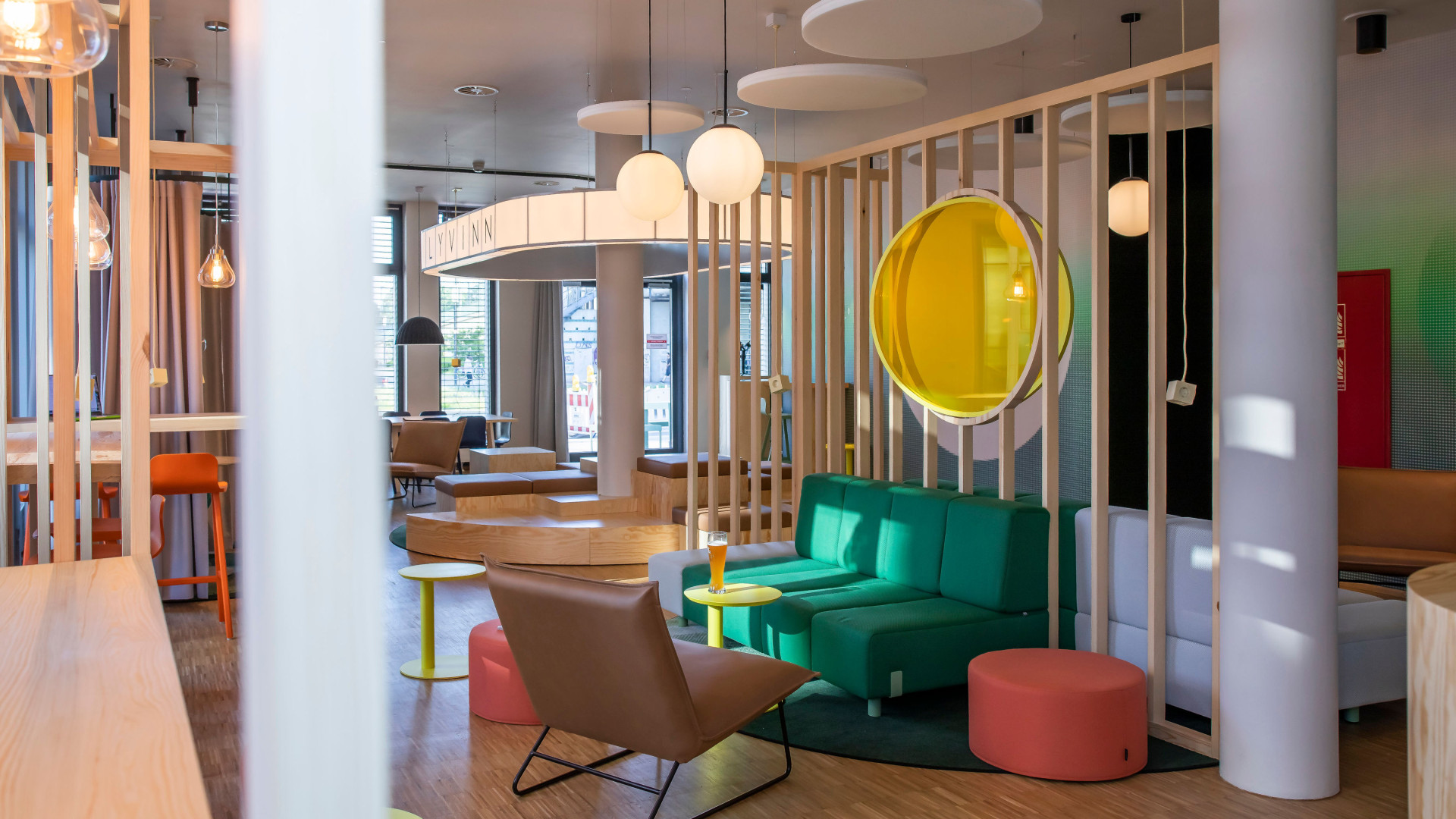 Blick auf die bunte Lobby im Eingangsbereich des LyvInn Hotels.