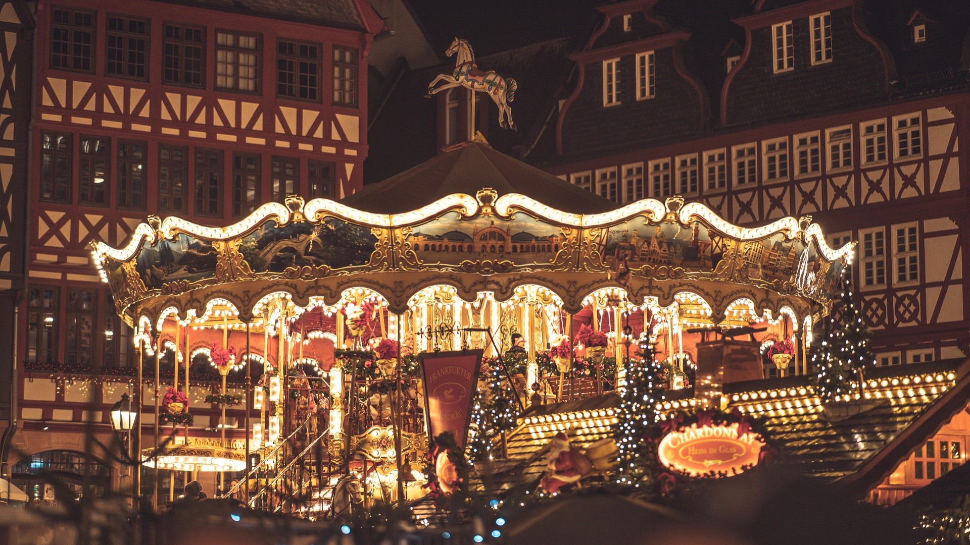 Ausschnitt eines hell beleuchteten Karussel auf einem Weihnachtsmarkt. 