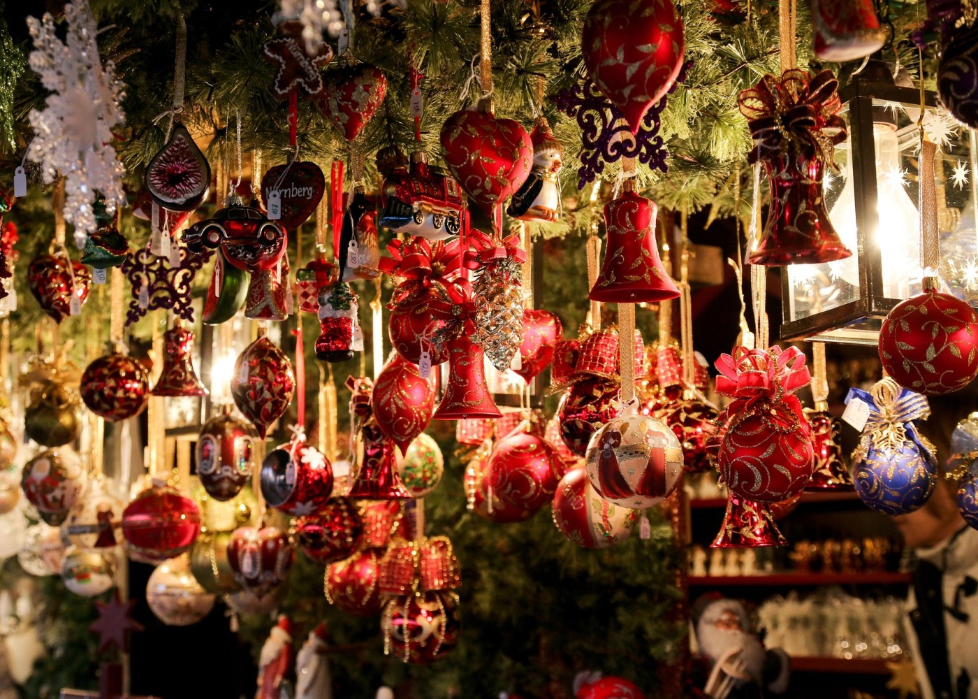 Roter Weihnachtsschmuck auf dem Weihnachtsmarkt.