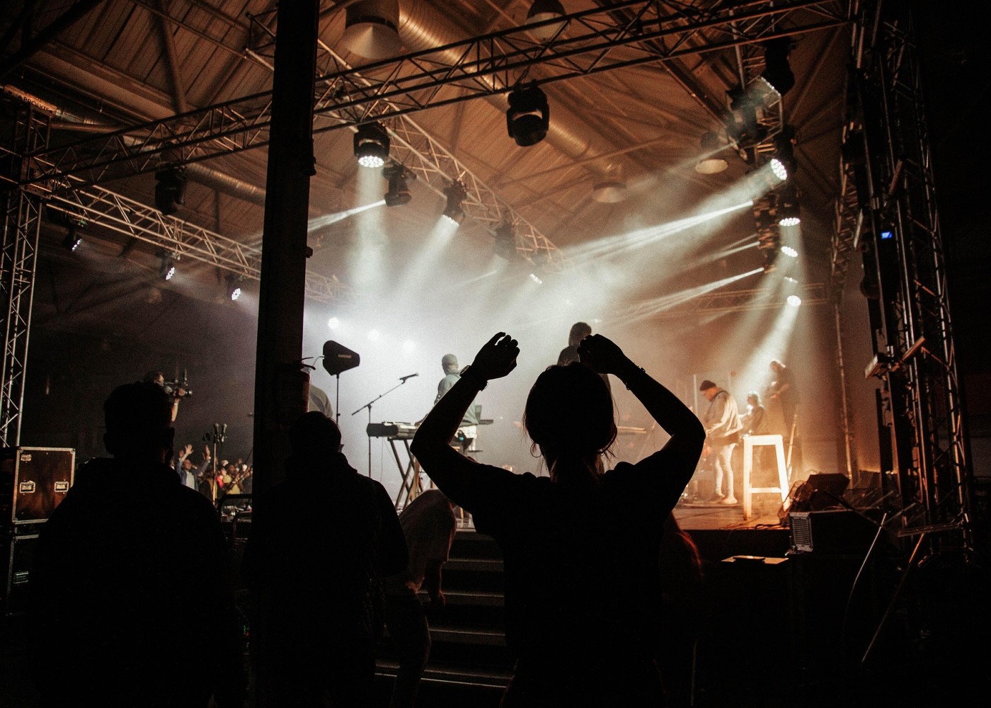 Ausschnitt eines Konzerts mit Blick auf die Bühne.