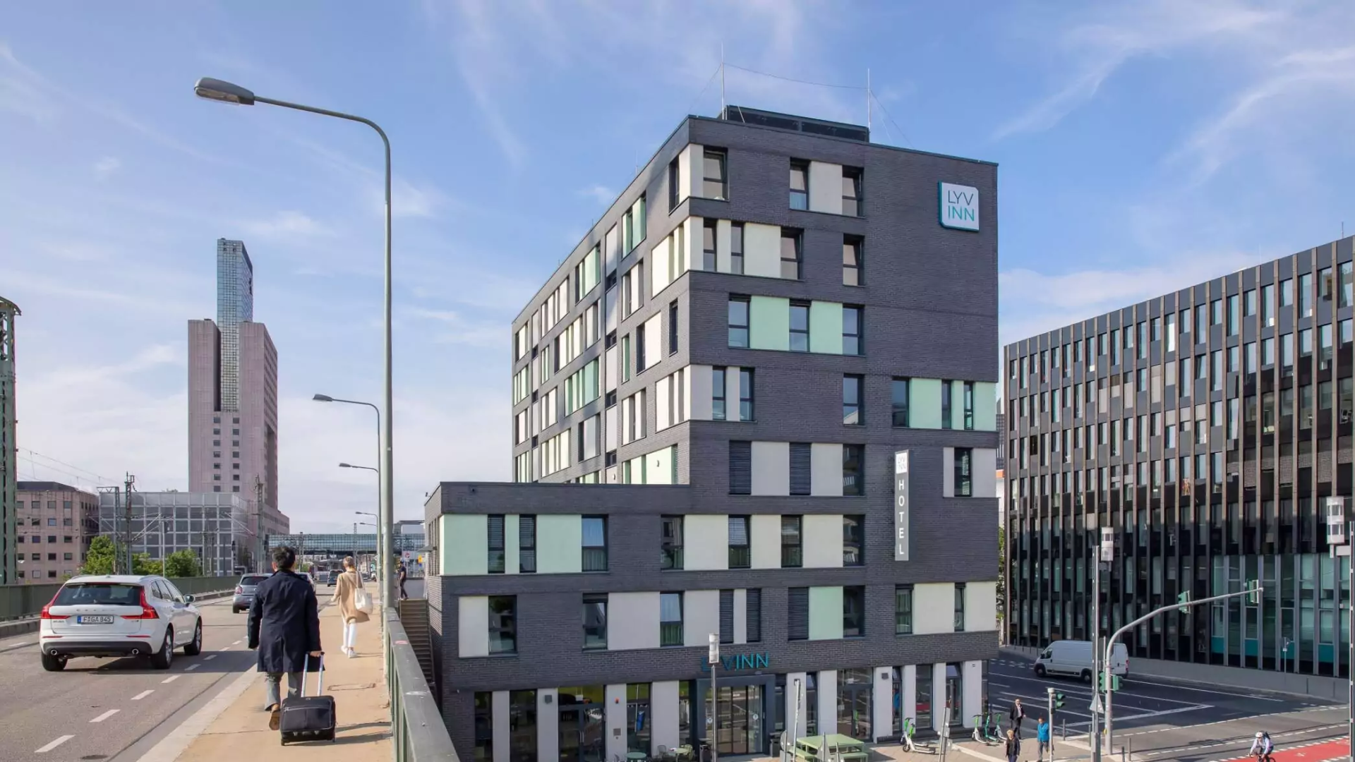 Aussenansicht des Lyvinn Hotel in Frankfurt mit grauer, modernen Fassade und vielen, verteilten Fenstern.